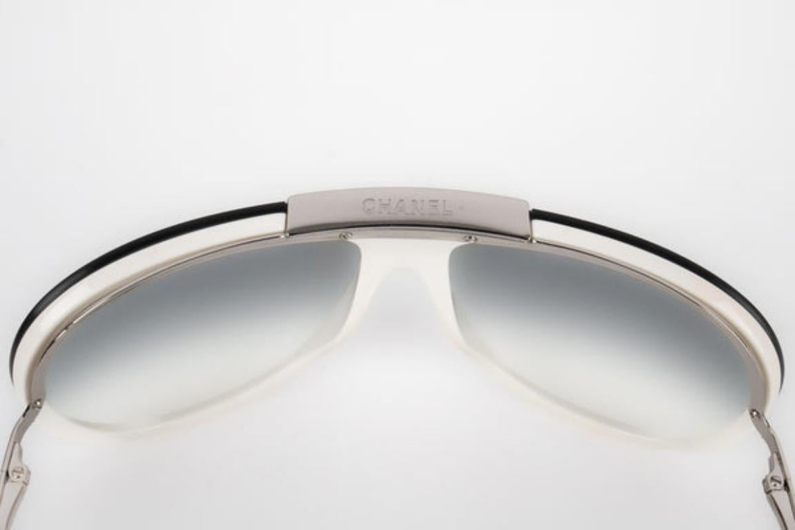 Lunettes de soleil aviateur en métal argenté de Chanel en vente 1