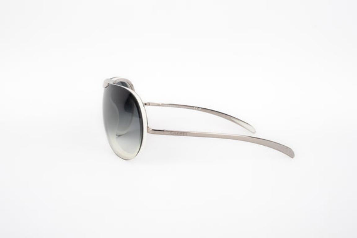 Lunettes de soleil aviateur en métal argenté de Chanel en vente 2