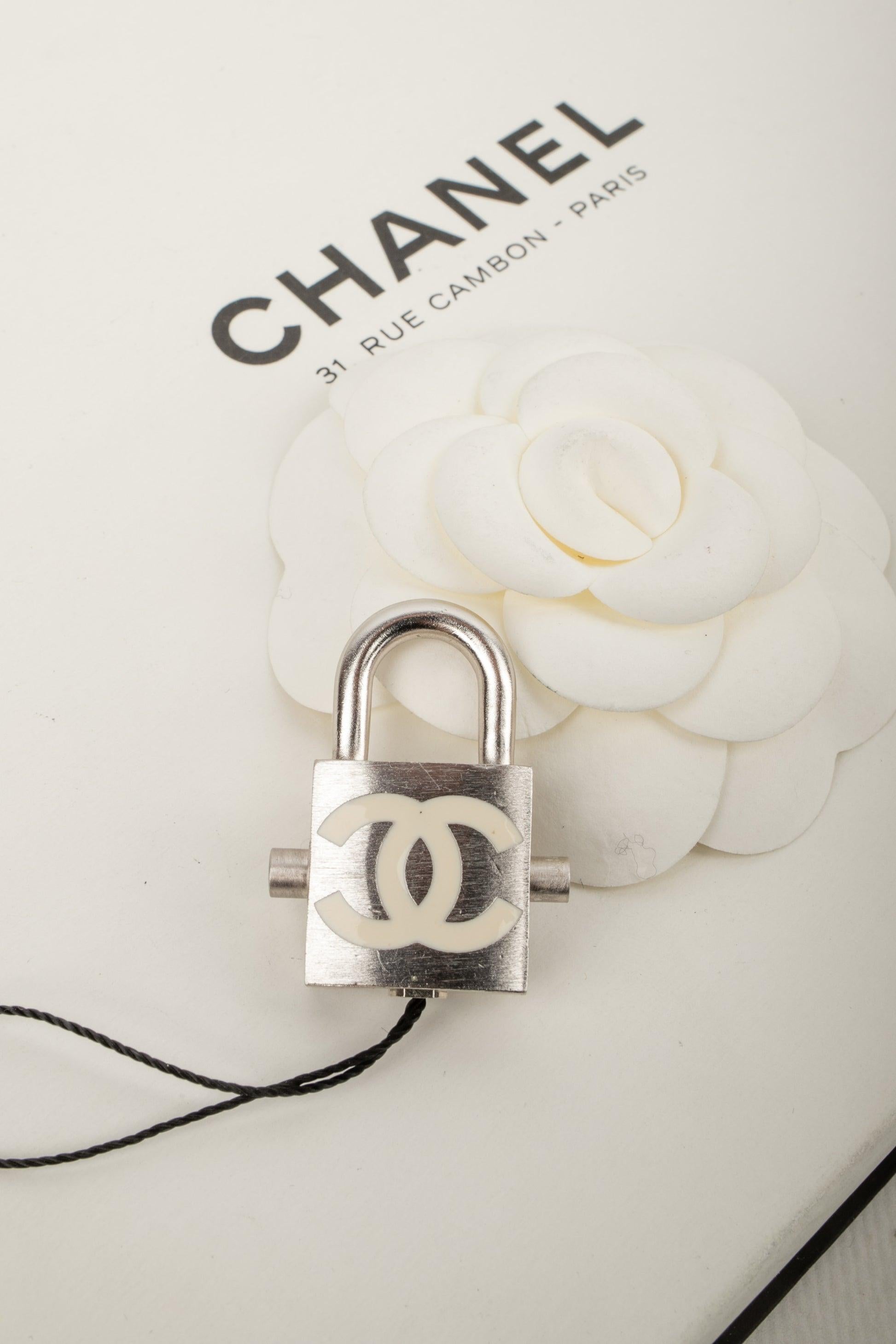 Bijoux de sac en métal argenté de Chanel, 2004 en vente 1
