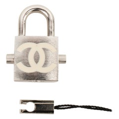 Chanel Joyería de bolso de metal plateado, 2004