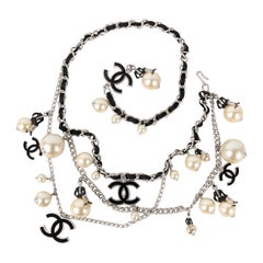 Chanel Cinturón de metal plateado "Coco en el mundo"