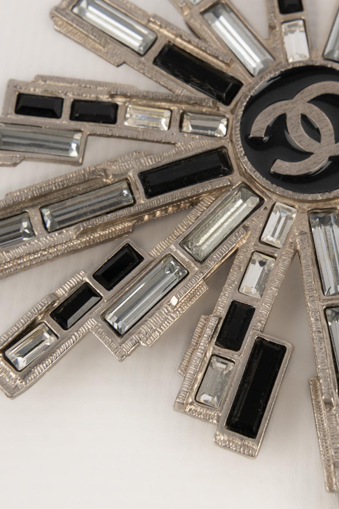 Chanel Broche de metal plateado, 2005 en Excelente estado para la venta en SAINT-OUEN-SUR-SEINE, FR