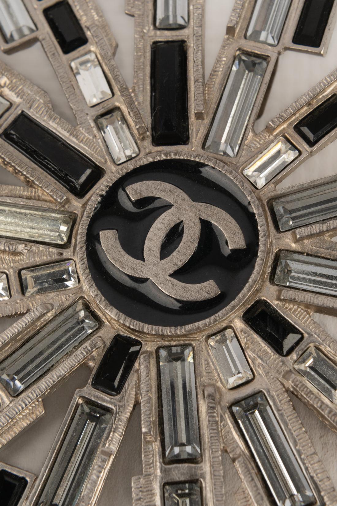 De las mujeres Chanel Broche de metal plateado, 2005 en venta