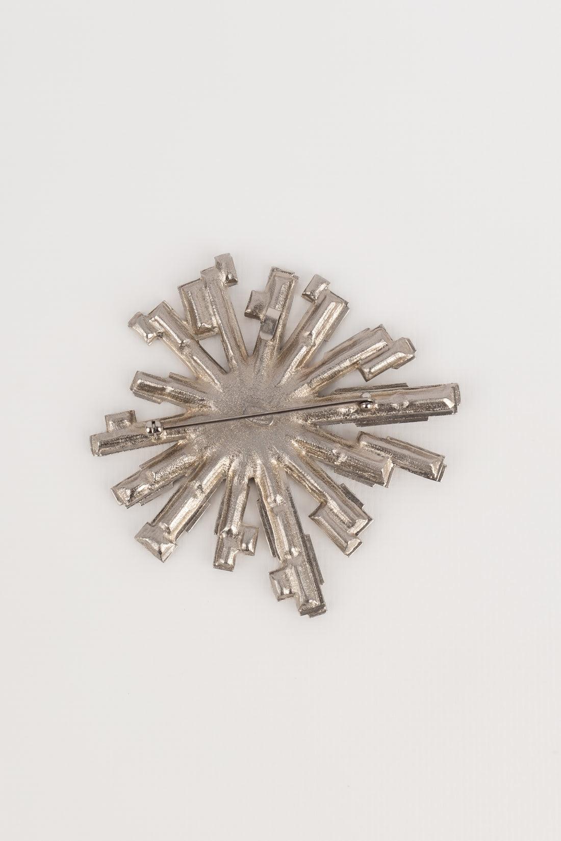 Chanel Broche de metal plateado, 2005 en venta 1