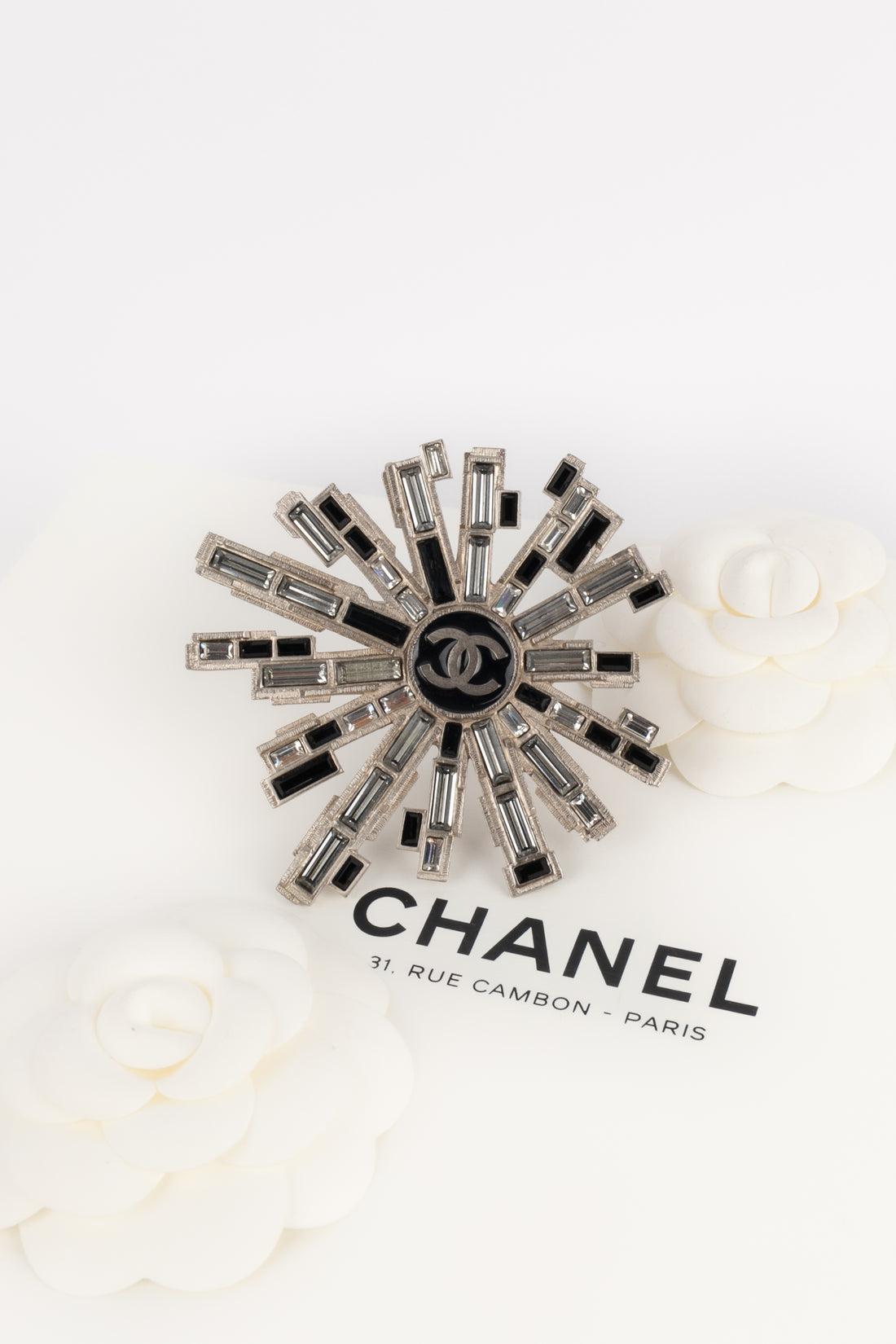 Chanel Broche de metal plateado, 2005 en venta 3