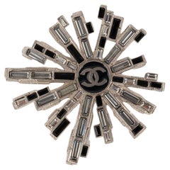 Broche en métal argenté Chanel, 2005