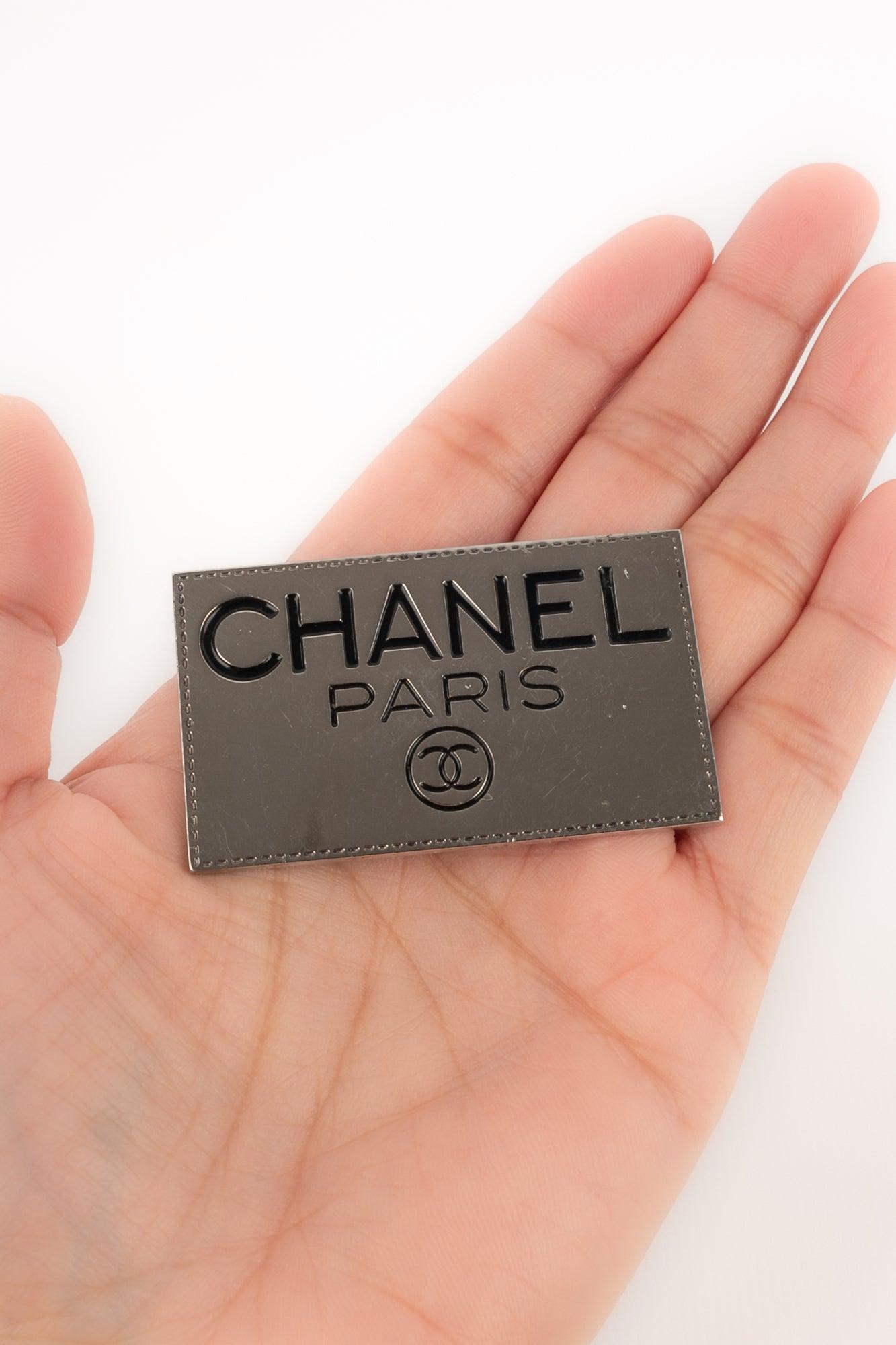 CHANEL - (Made in France) Silvery metal brooch enameled with black.

Additional information:
Condition: Very good condition
Dimensions: Length: 5 cm

SKU:BR39