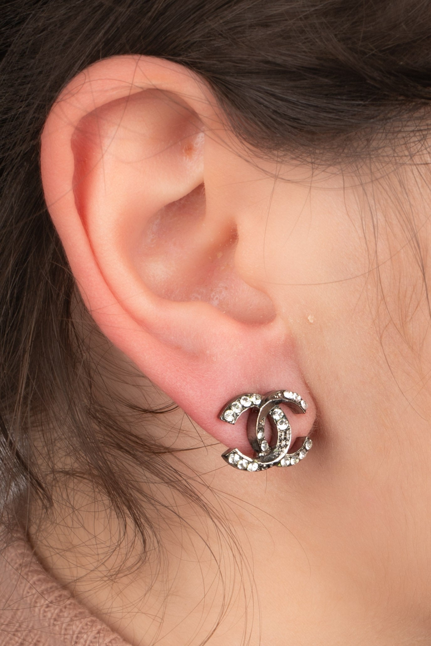 CHANEL - (Made in France) Silvery metal cc earrings with rhinestones. A 2018 Collection.

Additional information:
Condition: Very good condition
Dimensions: Height: 1 cm
Period: 21st Century

Seller Reference: BOB173

