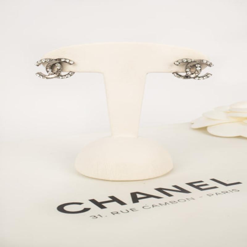Chanel Silvery Metal CC Earring with Rhinestones, 2018 3