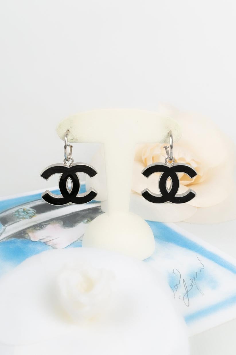 Chanel - (Made in France) Silvery metal cc earrings enameled with black. 2004 Collection.

Additional information:
Condition: Very good condition
Dimensions: Length: 3.5 cm
Period: 21st Century

Seller Reference: BOB66