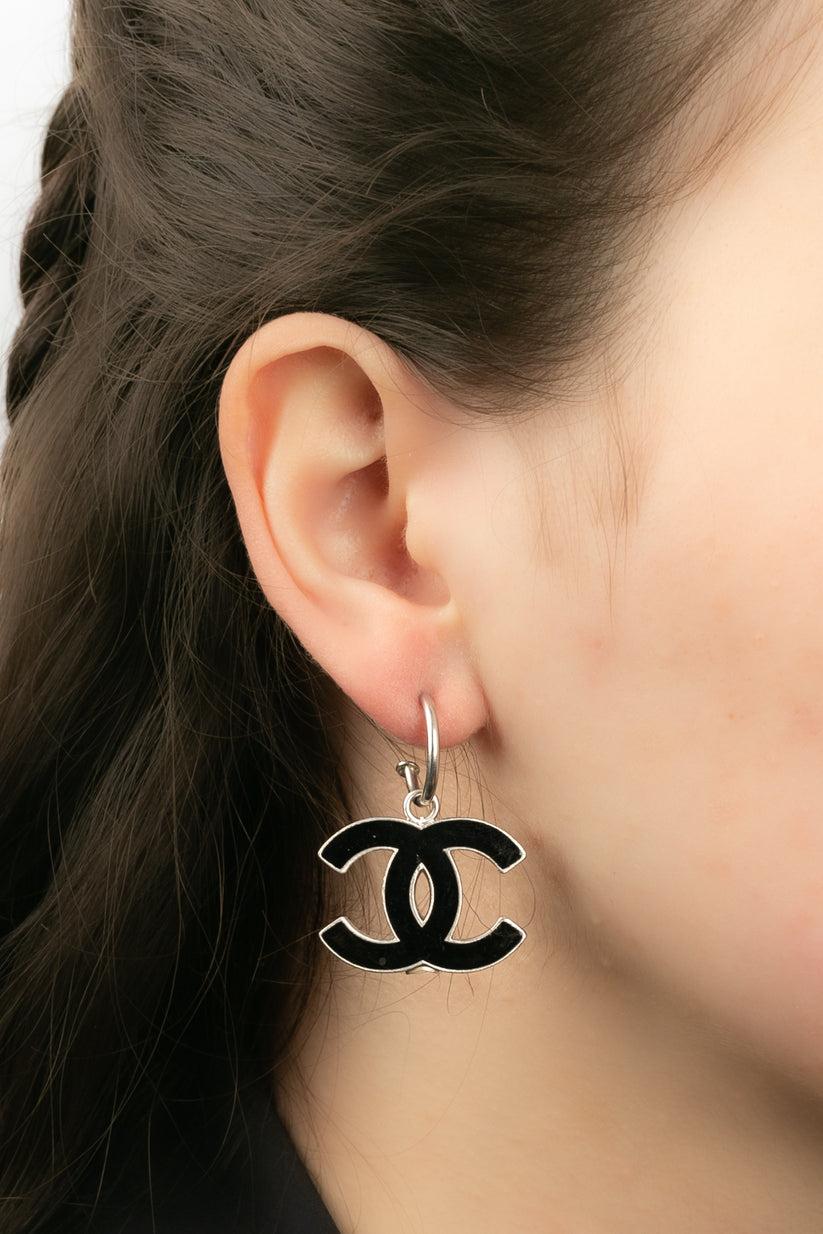 Chanel, Silber-Metall-Ohrringe CC, 2004 im Zustand „Hervorragend“ im Angebot in SAINT-OUEN-SUR-SEINE, FR