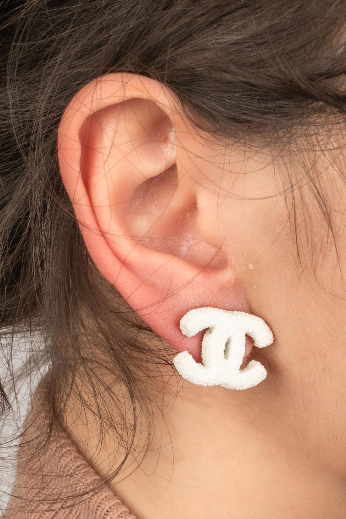 Chanel - (Made in France) Silvery metal cc earrings with a snow effect material. 2003 Fall-Winter Collection.

Additional information:
Condition: Very good condition
Dimensions: Height: 1.5 cm
Period: 21st Century

Seller Reference: BOB148
