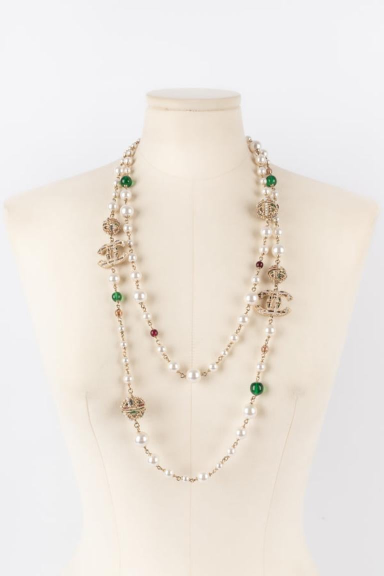 Chanel - (Made in France)Silvery metal necklace composed of two costume pearls, colored glass pearls, and cc logos rows. 2019 Collection.

Additional information: 
Condition: Very good condition
Dimensions: Length of the shorter row: from 65 cm to