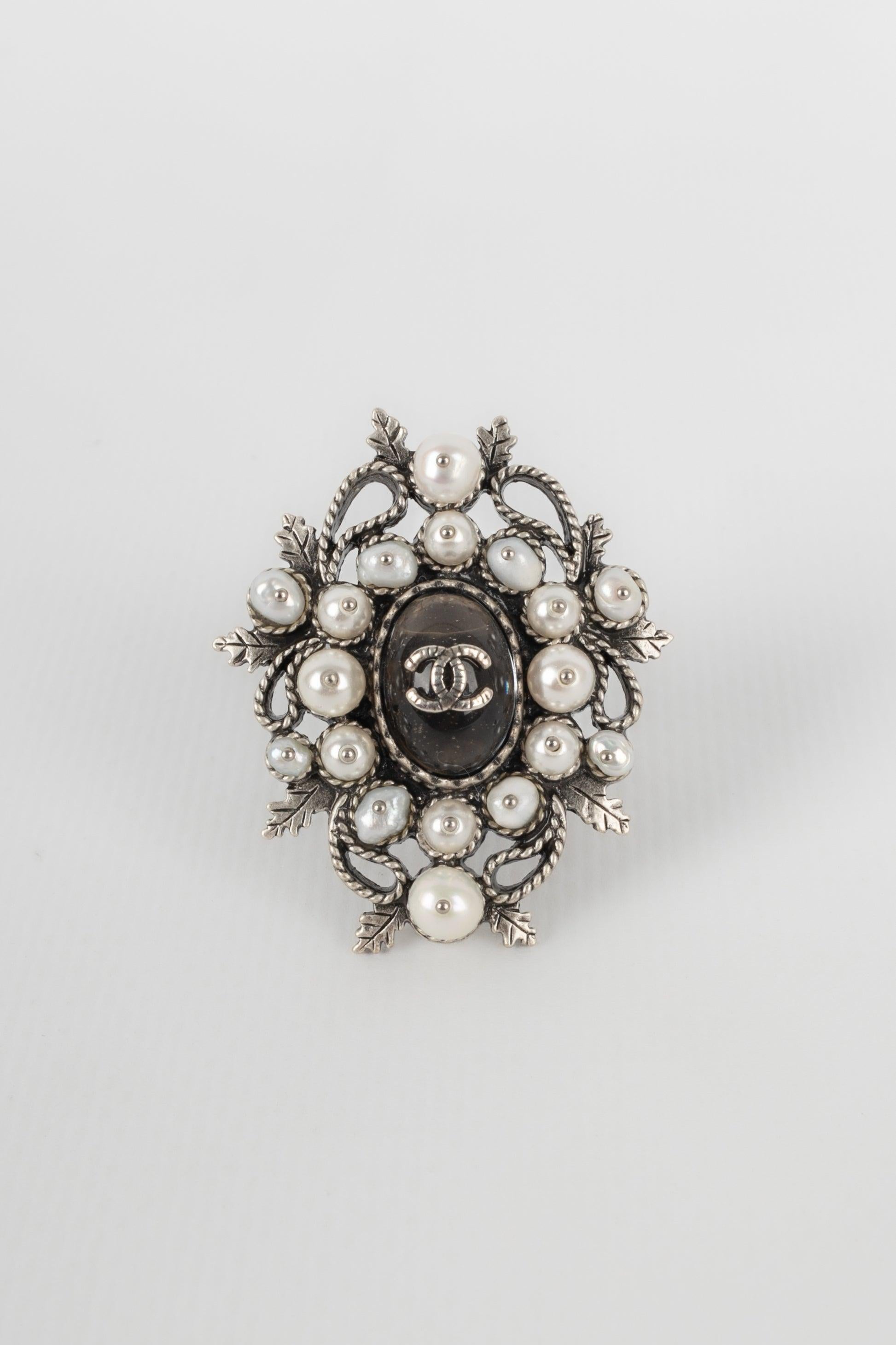 Chanel - (Made in France) Silvery metal ring with costume pearls. 2015 Collection.

Additional information:
Condition: Very good condition
Dimensions: Size 51
Period: 21st Century

Seller Reference: BGB7
