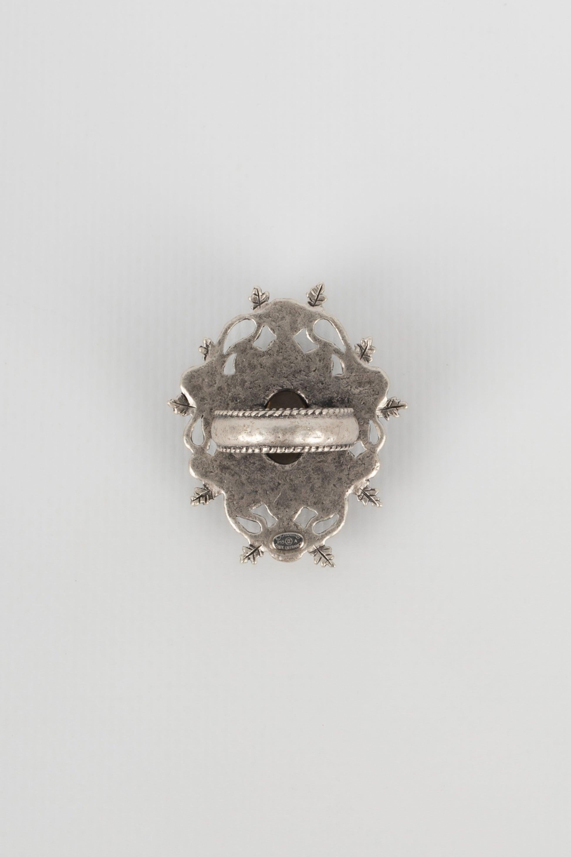 Chanel, bague CC en métal argenté avec perles de costume, 2015 Excellent état à SAINT-OUEN-SUR-SEINE, FR