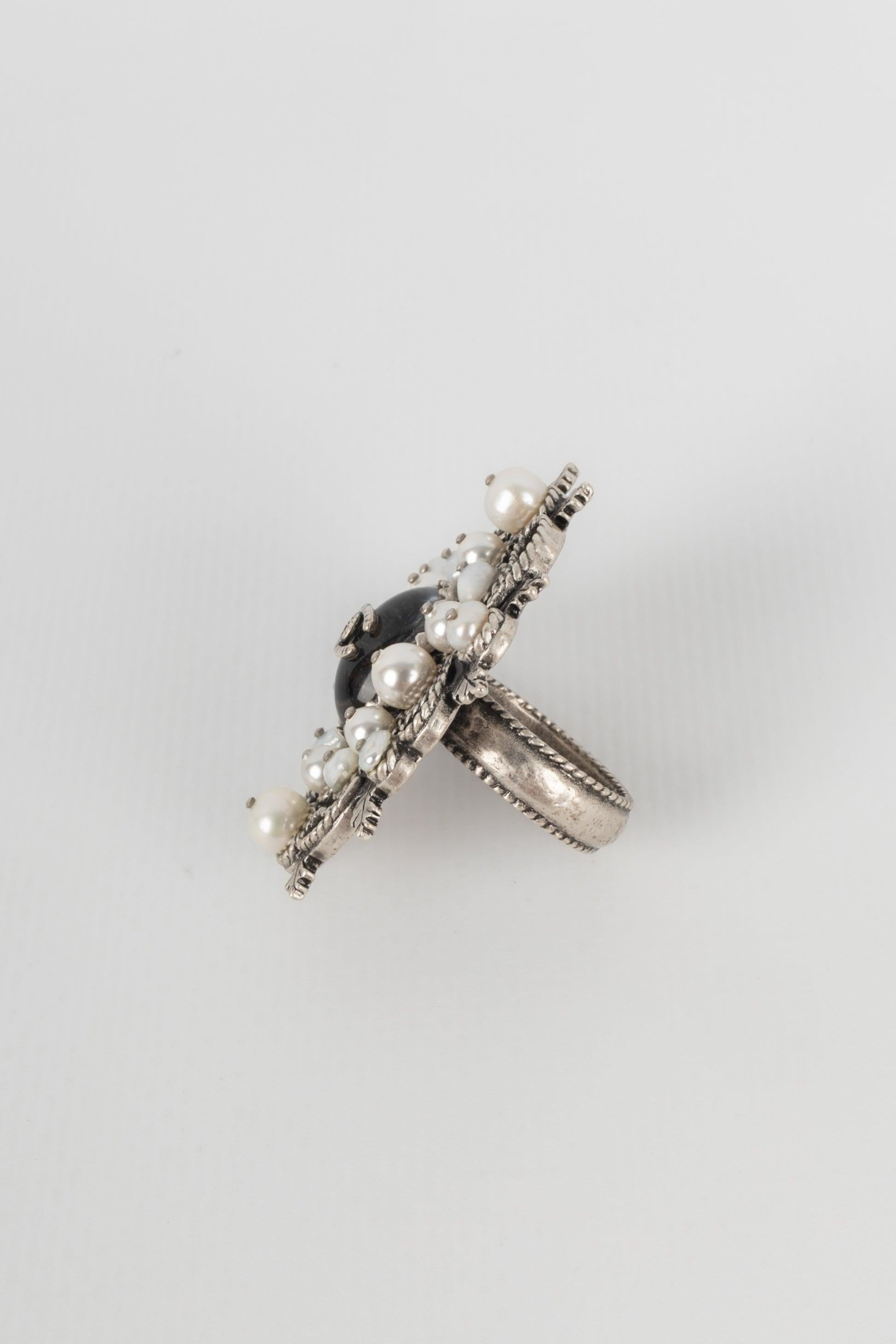  Chanel, bague CC en métal argenté avec perles de costume, 2015 Pour femmes 