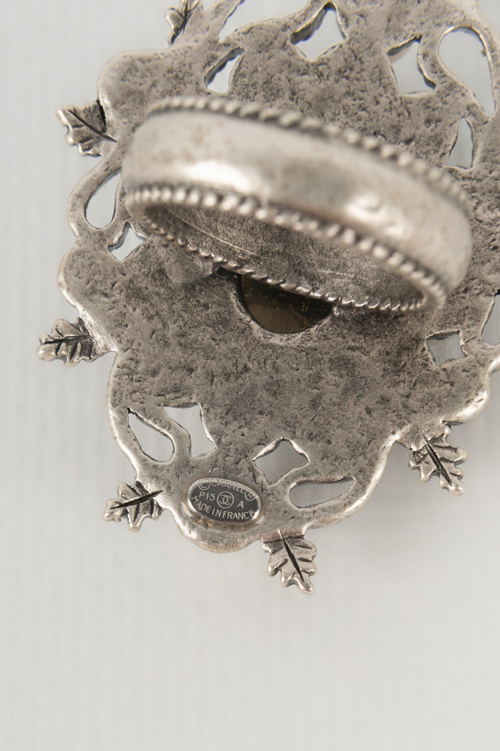 Chanel, bague CC en métal argenté avec perles de costume, 2015 2