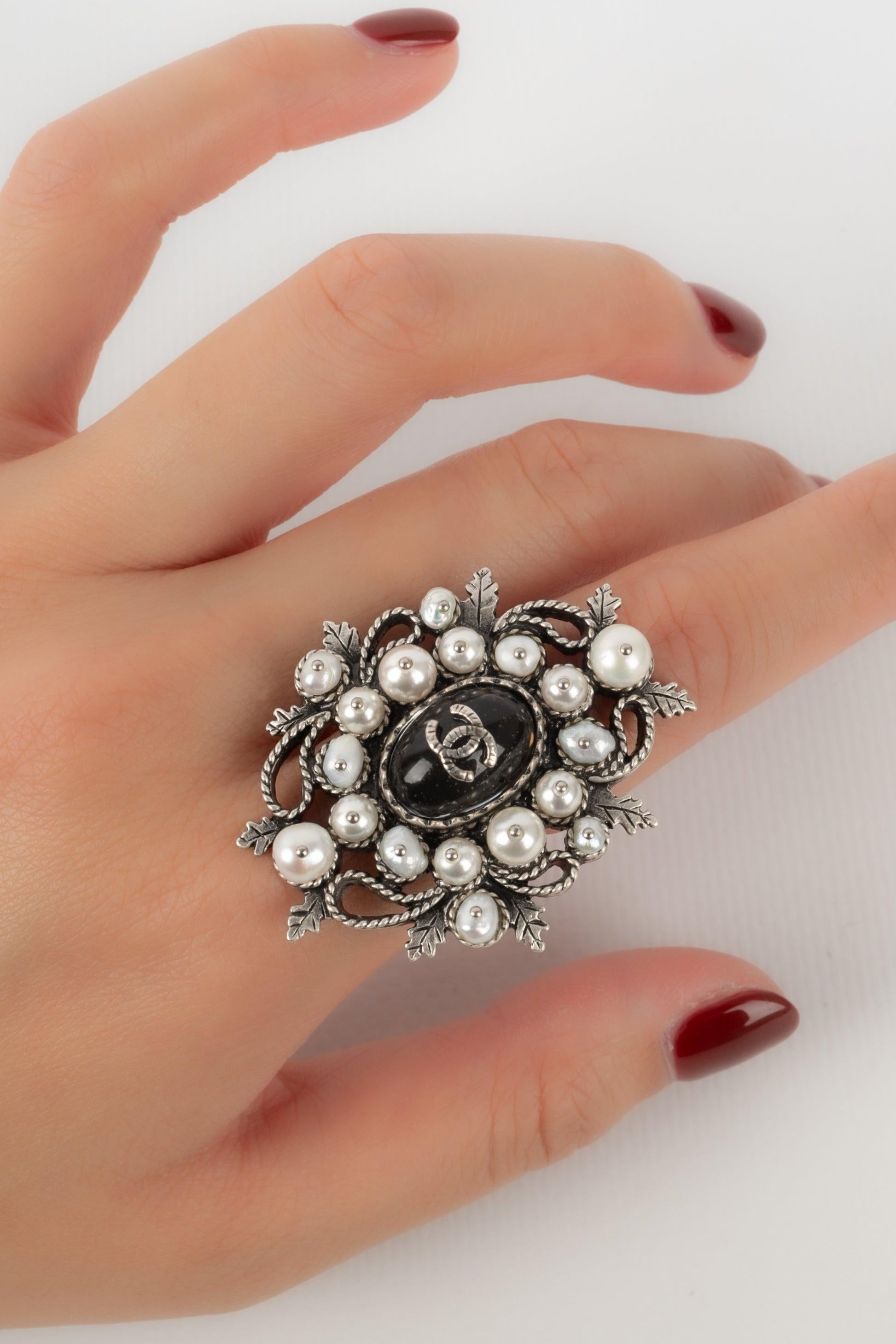 Chanel Silvery Metal CC Ring with Costume Pearls, 2015 For Sale 4