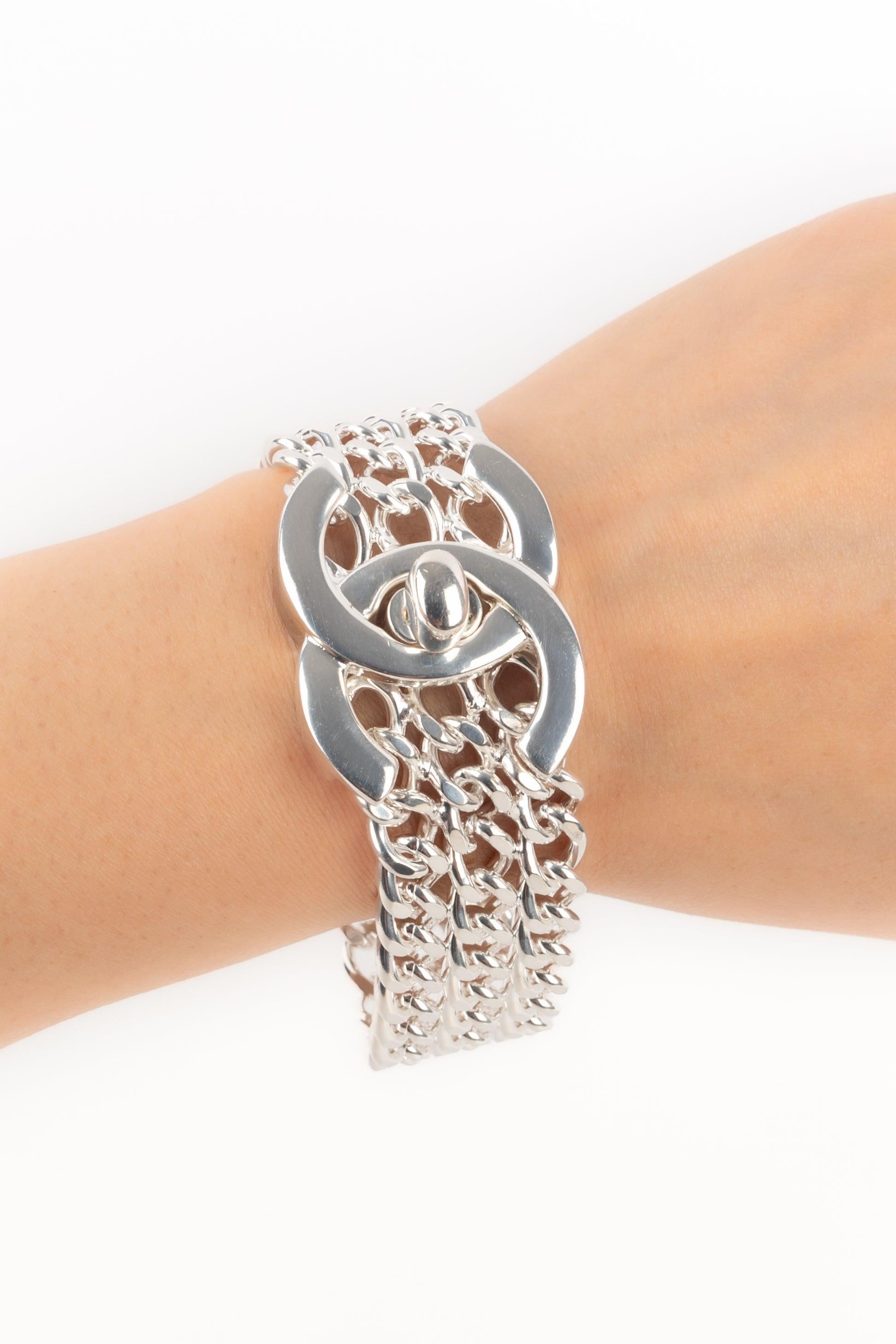Chanel - (Made in France) Three-row silvery metal chain bracelet. 1997 Spring-Summer Collection.

Additional information:
Condition: Very good condition
Dimensions: Length: 20 cm
Period: 20th Century

Seller Reference: BRAB79