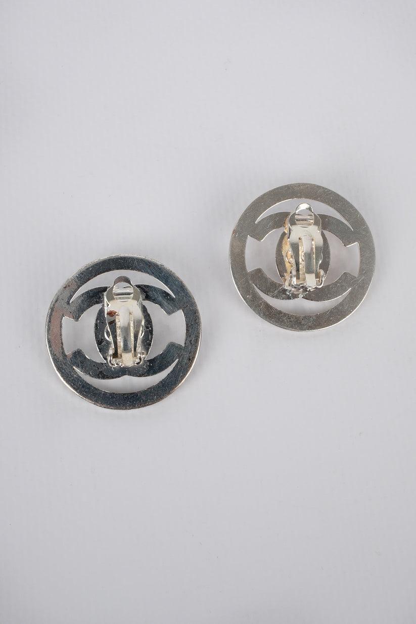 Chanel - (Made in France) Silvery metal circular earrings. 1997 Spring-Summer Collection. Some oxidization marks.

Additional information:
Condition: Good condition
Dimensions: Diameter: 3 cm
Period: 20th Century

Seller Reference: BOB176