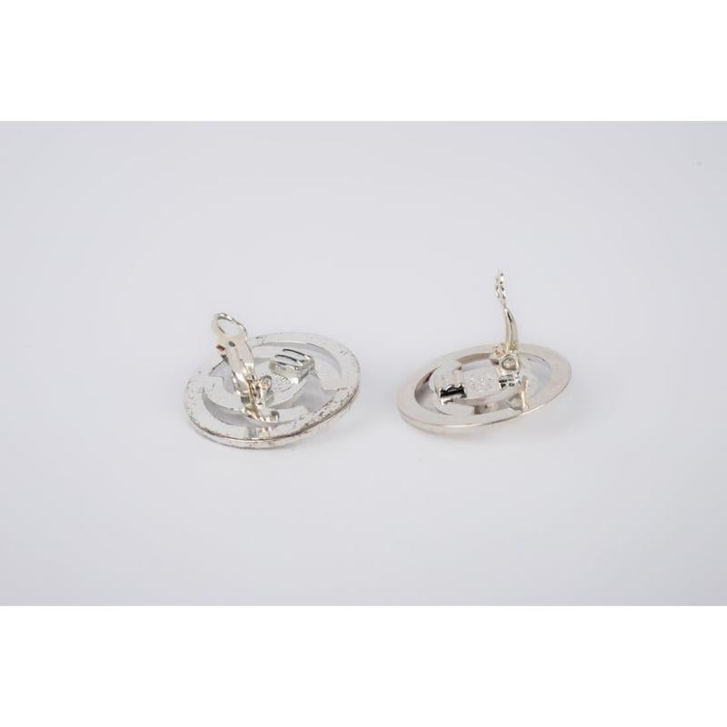Chanel Silvery Metal Circular Turnlock Earrings, 1997 In Good Condition For Sale In SAINT-OUEN-SUR-SEINE, FR