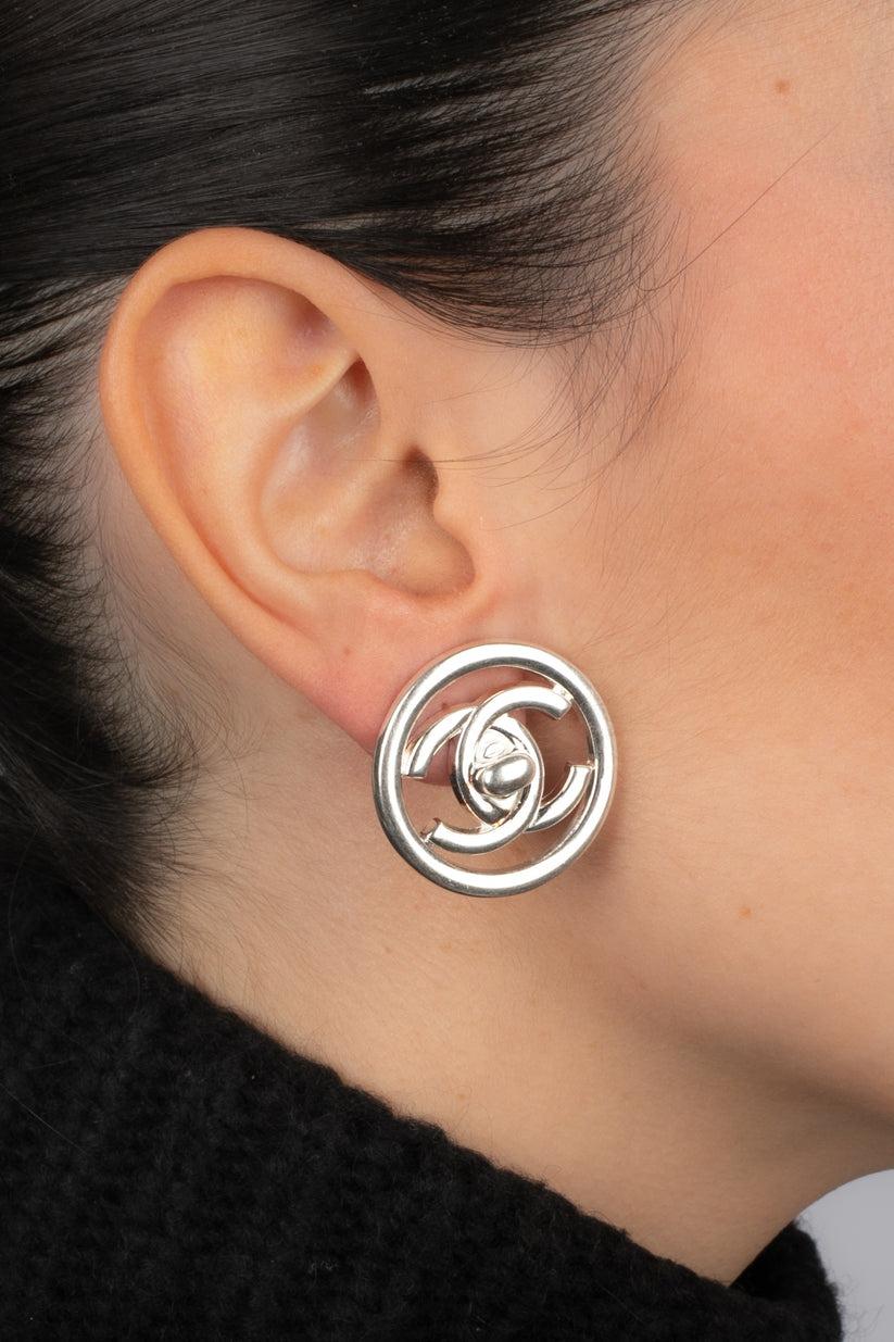 Chanel Silberne kreisförmige Turnlock-Ohrringe aus Metall, Silber, 1997 im Angebot 1