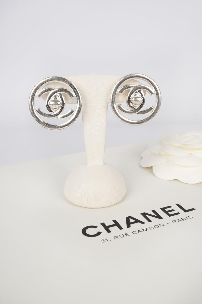 Chanel Silberne kreisförmige Turnlock-Ohrringe aus Metall, Silber, 1997 im Angebot 2