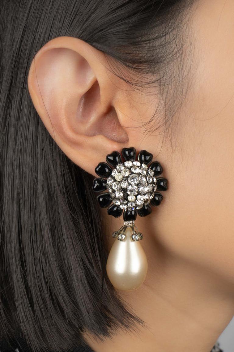 Chanel - (Made in France) Silvery metal clip-on earrings with black glass paste, rhinestones and costume pearly drops. 1995 Fall-Winter Collection.

Additional information:
Condition: Good condition
Dimensions: Height: 6 cm
Priod: 20th