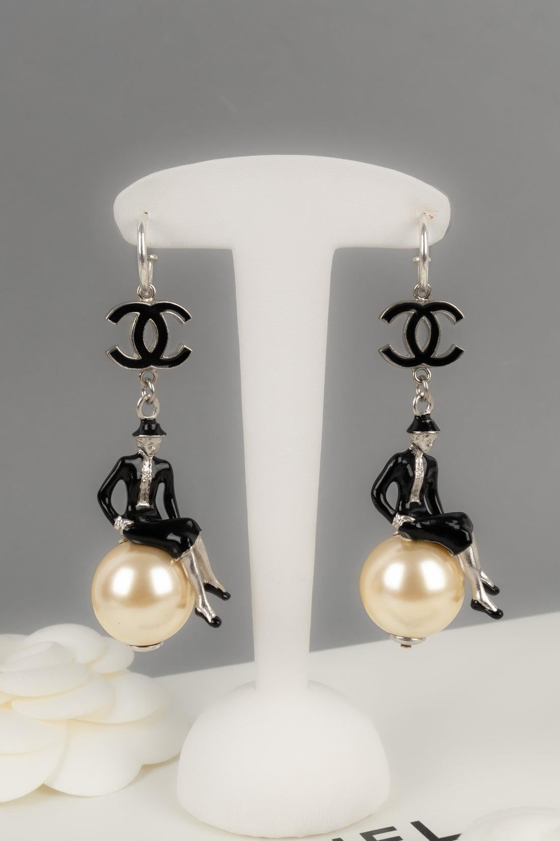 Boucles d'oreilles Chanel en métal argenté 