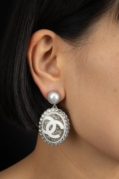 Chanel silberne Metall-Ohrringe Resort 2025