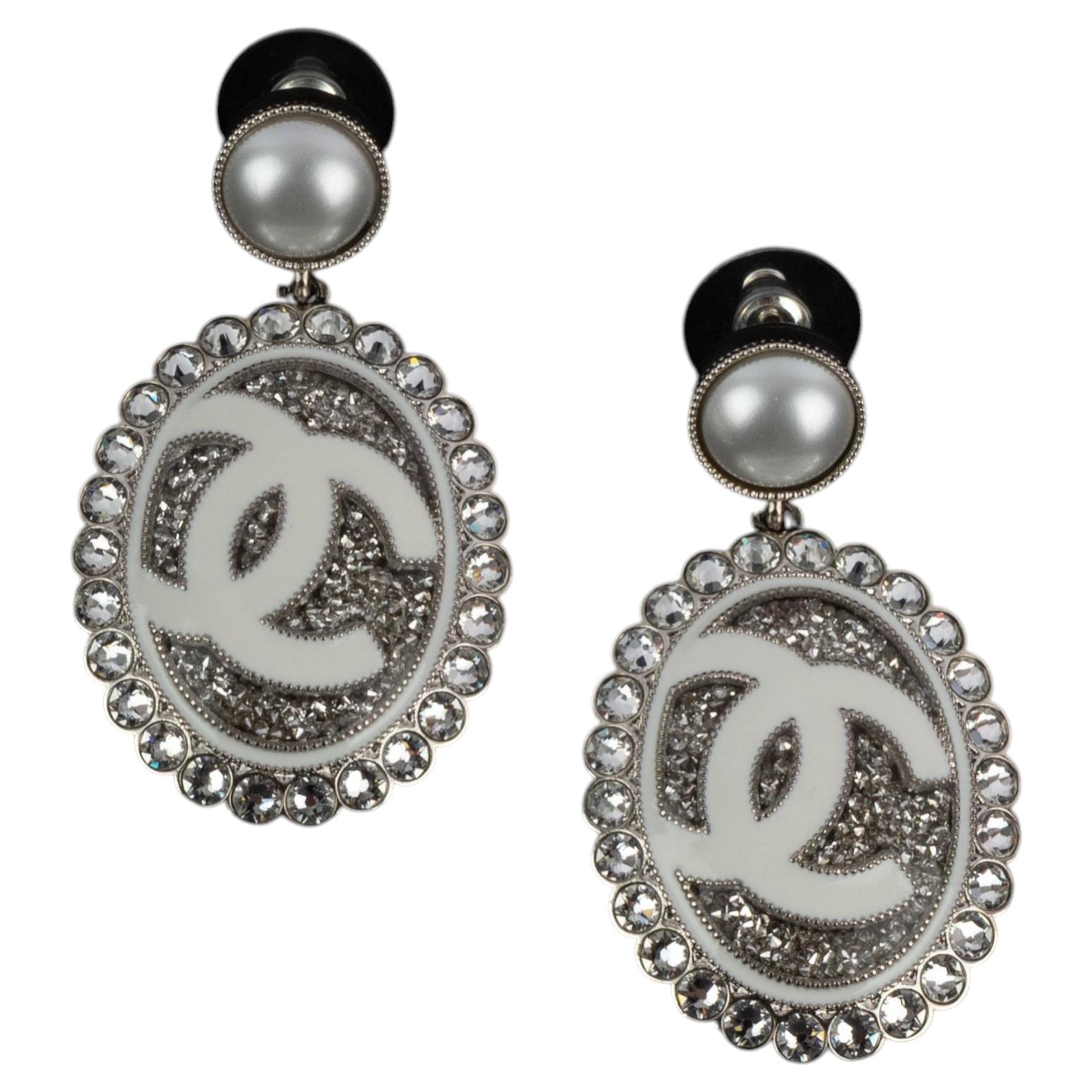 Boucles d'oreilles Chanel en métal argenté Resort 2025 en vente