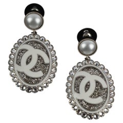 Chanel silberne Metall-Ohrringe Resort 2025