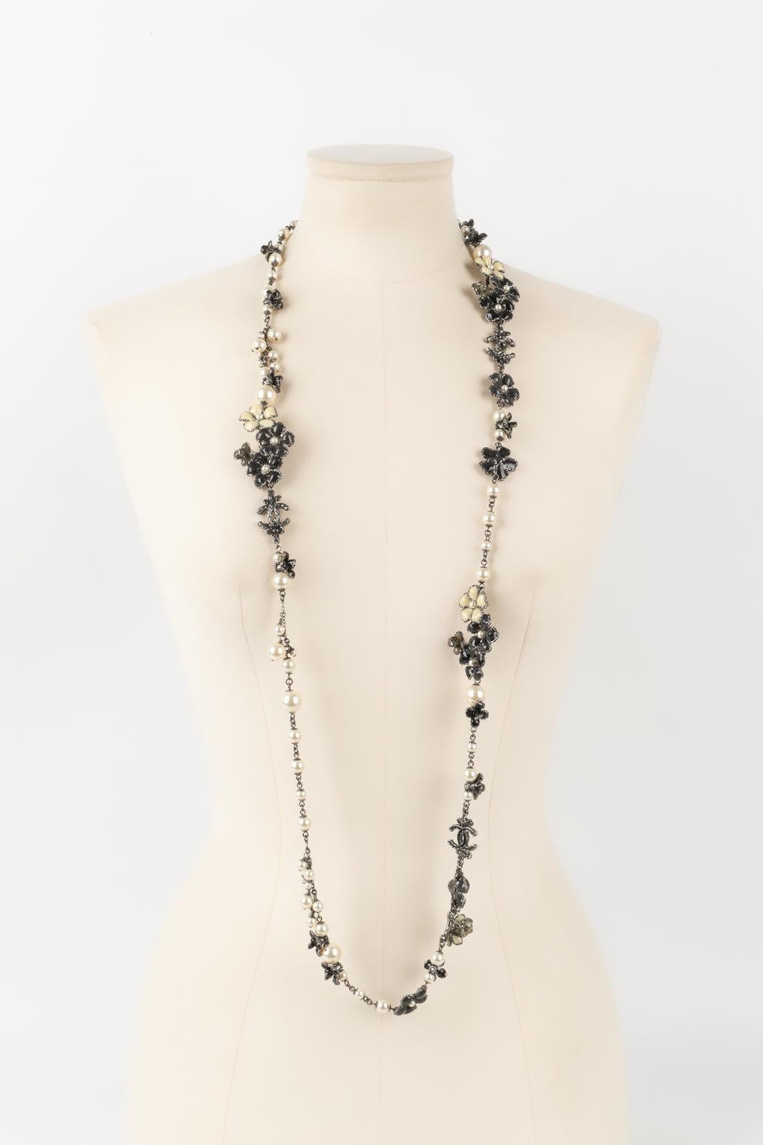 Chanel - (Made in France) Silvery metal necklace with costume pearls and resin. 2012 Collection. To be mentioned, a petal is broken.

Additional information:
Condition: Good condition
Dimensions: Length: from 114 cm to 116.5 cm
Period: 21st