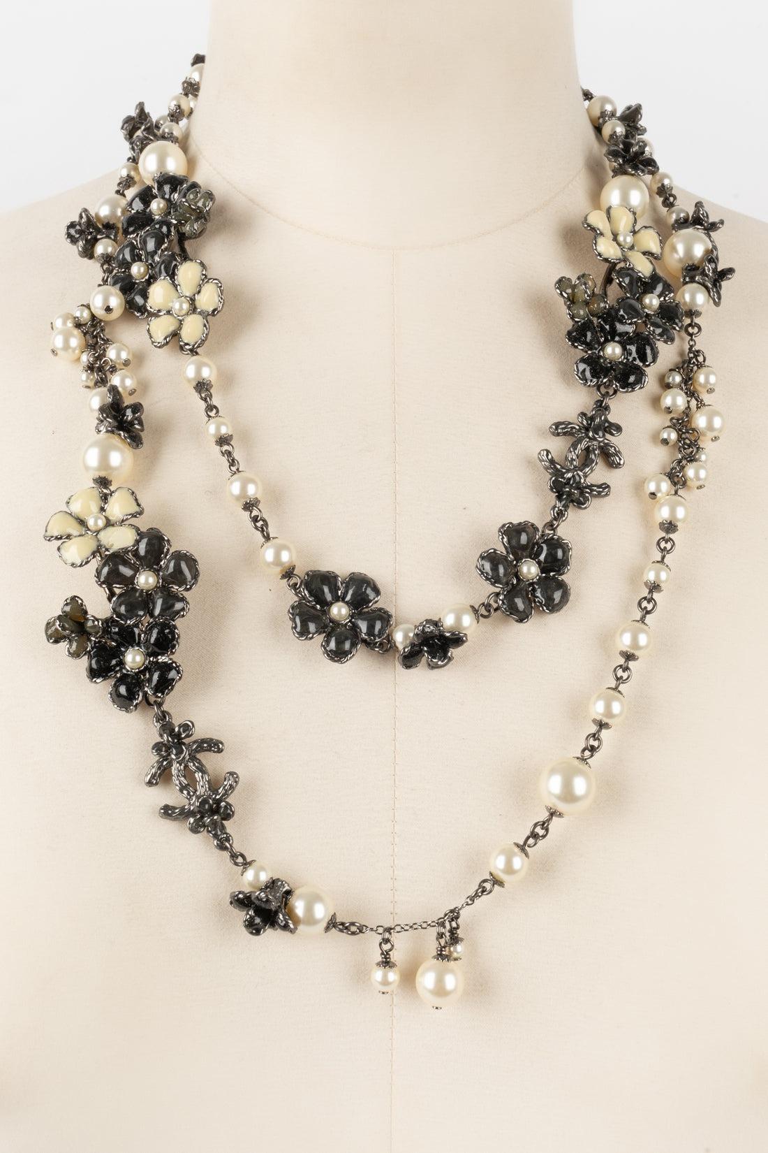 Chanel Silvery Metal Flower Necklace with Costume Pearls and Resin, 2012 In Good Condition For Sale In SAINT-OUEN-SUR-SEINE, FR