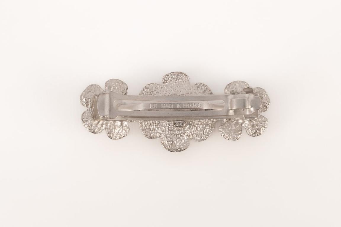 CHANEL - (Fabriqué en France) Bijoux de cheveux en métal argenté représentant des camélias. Collectional automne-hiver 1998, sous la direction artistique de Karl Lagerfeld.

Informations complémentaires :
Condit : Très bon état.
Dimensions :