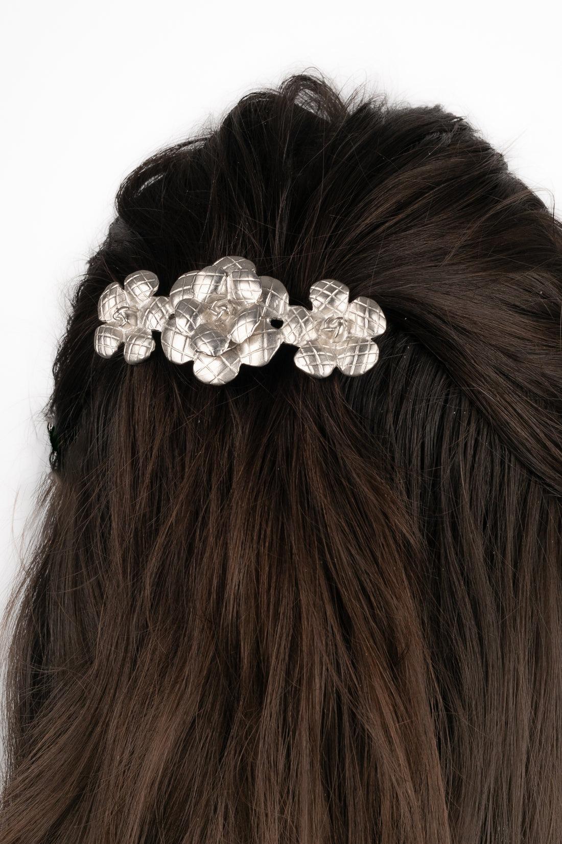 Clip à cheveux en métal argenté Chanel, 1998 en vente 2