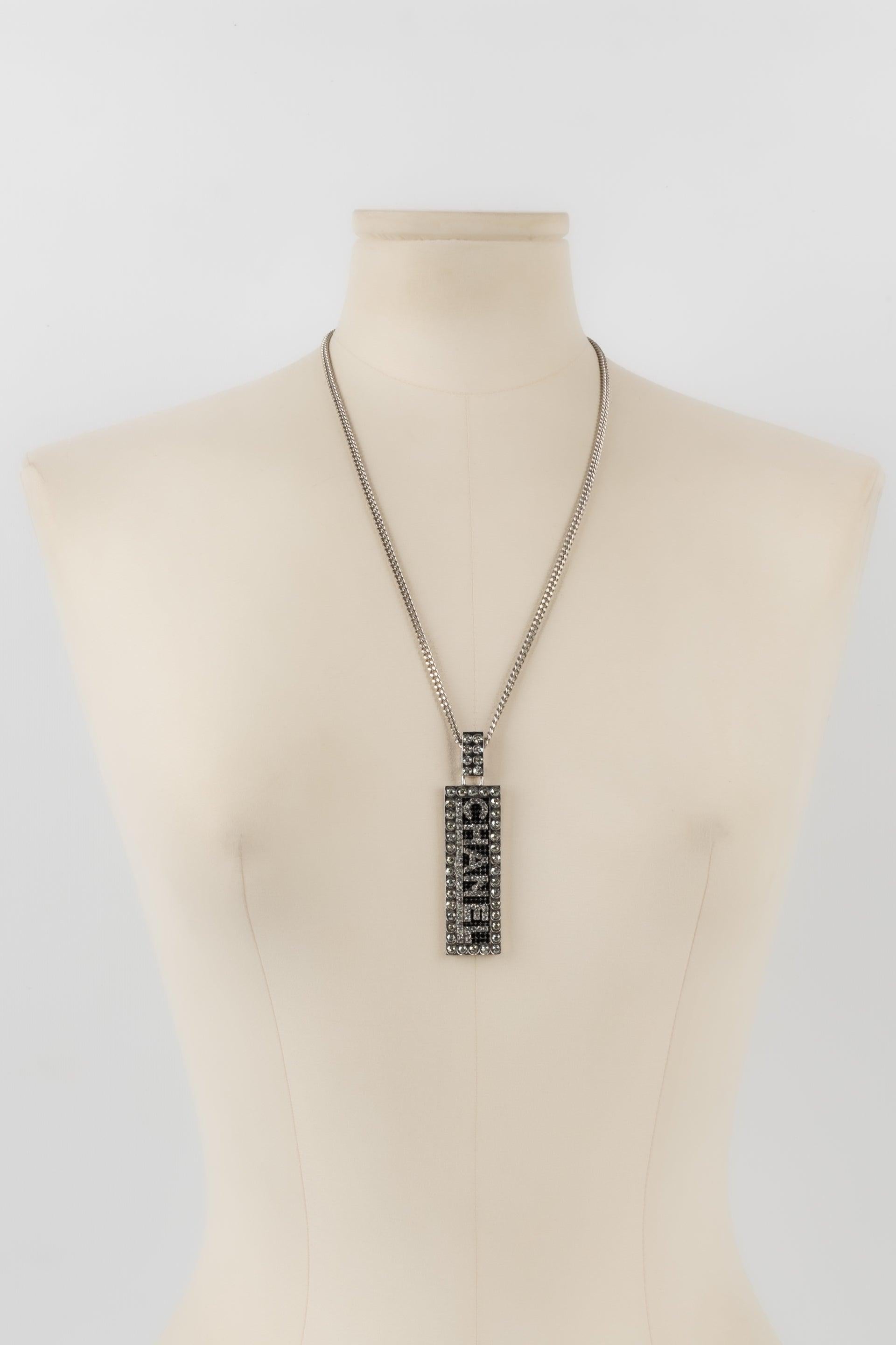 Chanel - (Made in France) Silvery metal necklace with a Swarovski rhinestone pendant. Fall-Winter 2003 Collection.

Additional information:
Condition:Very good condition
Dimensions: Length: 60 cm
Pendant: 8 x 2 cm

Seller Reference: CB216