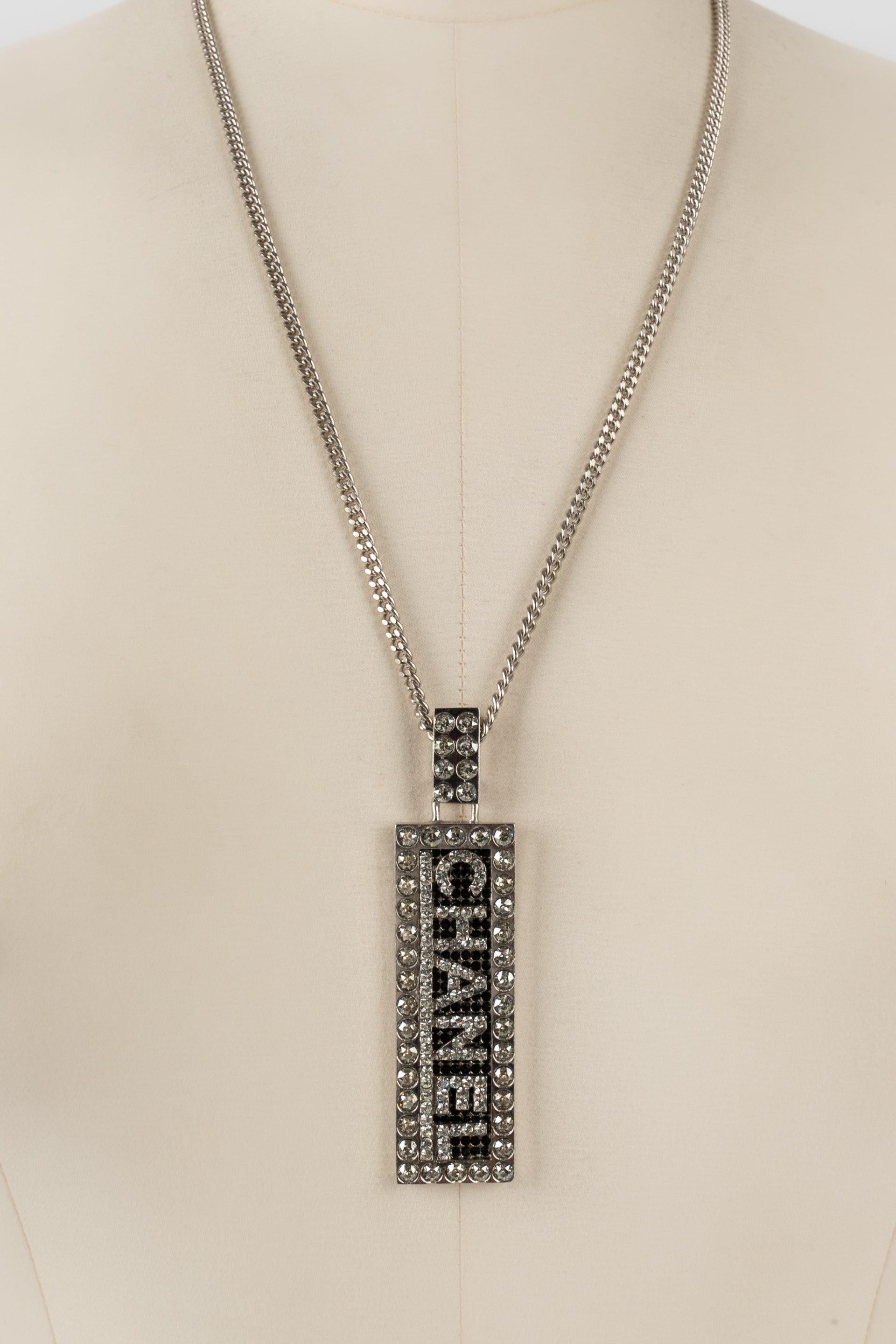 Chanel Silvery Metal Necklace with a Swarovski Rhinestone Pendant, Fall 2003 In Excellent Condition In SAINT-OUEN-SUR-SEINE, FR