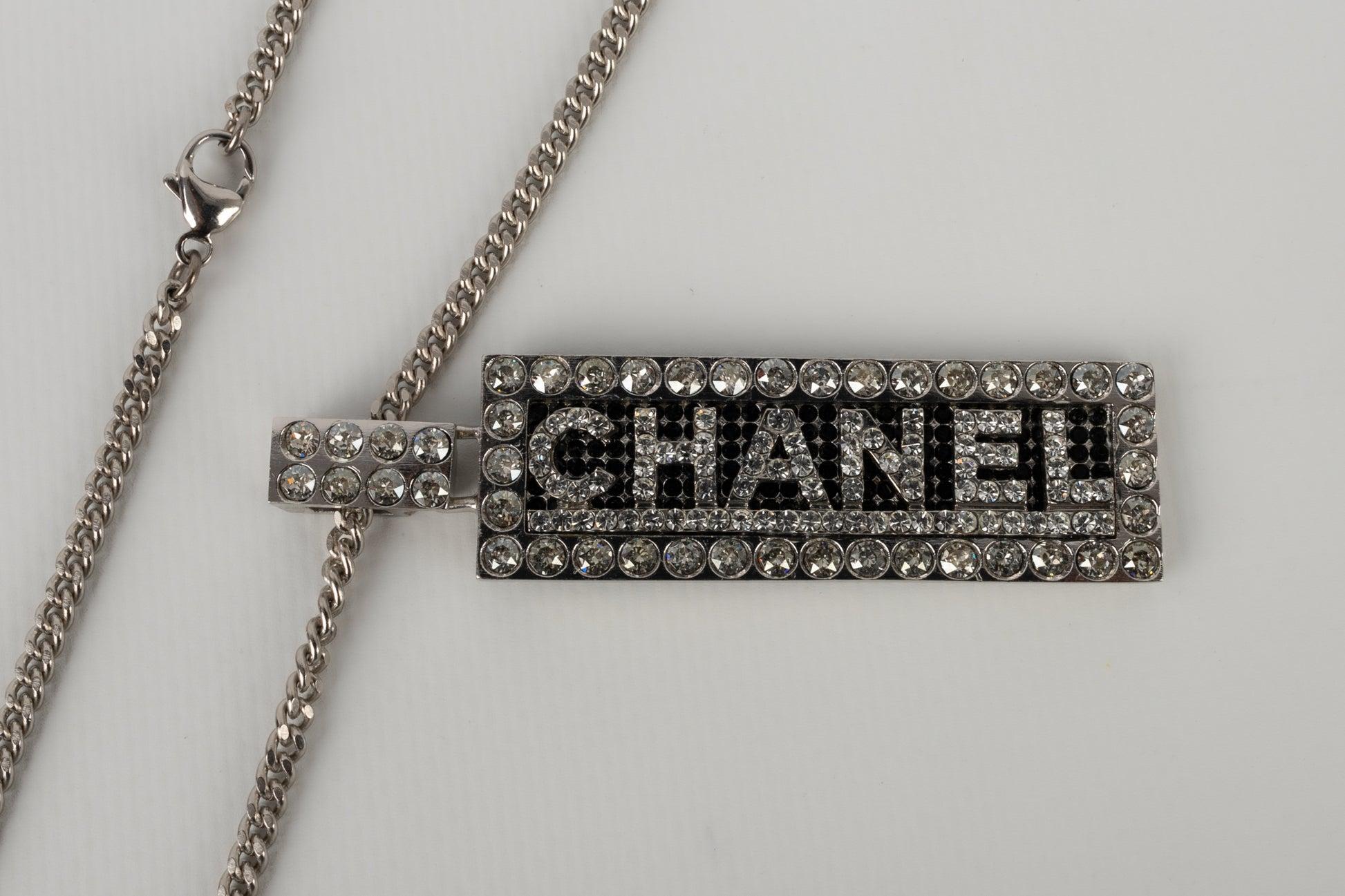 Chanel Silberne Metallhalskette aus Metall mit Swarovski-Strass-Anhänger, Herbst 2003 im Angebot 1