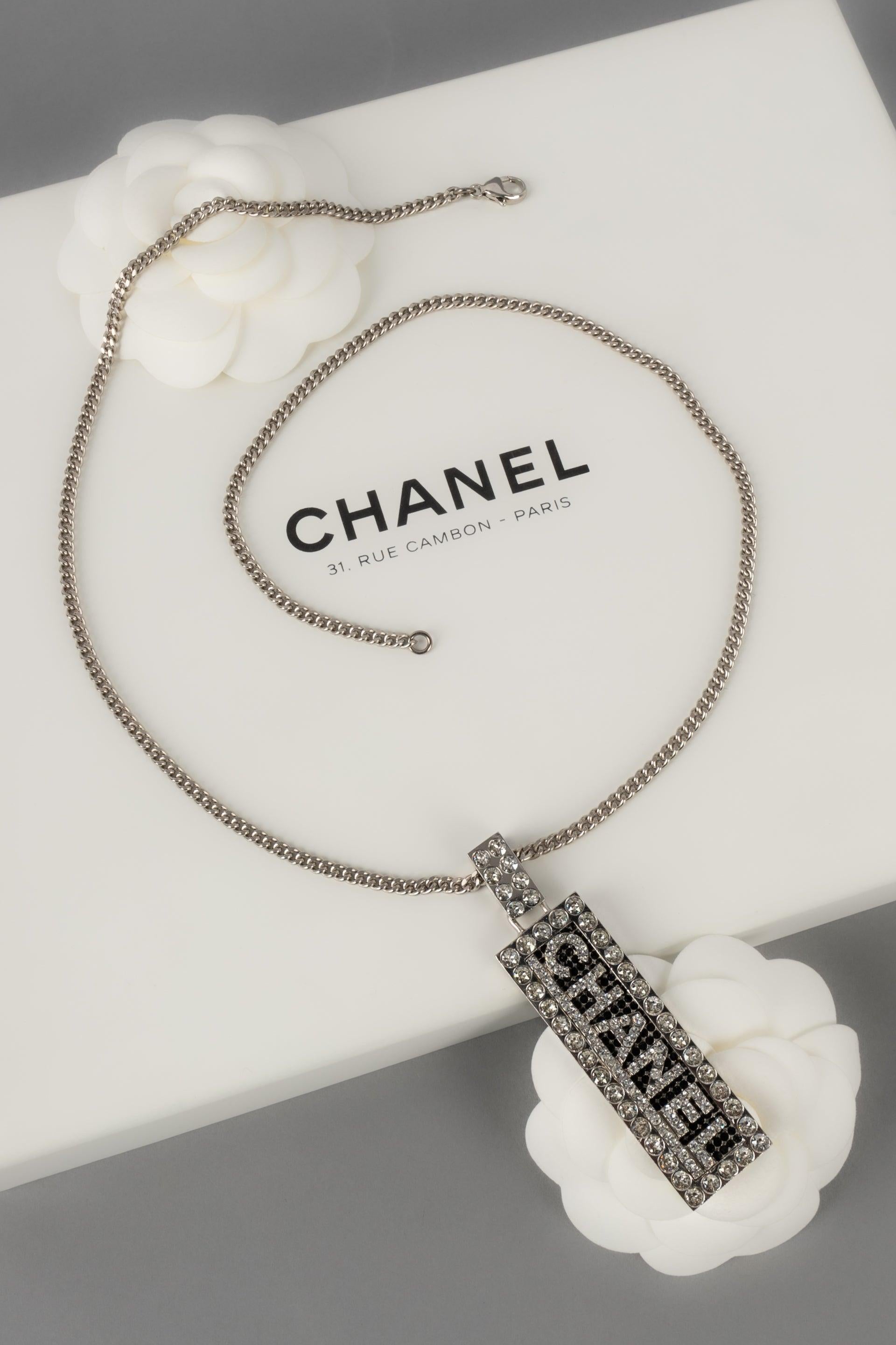 Chanel Silberne Metallhalskette aus Metall mit Swarovski-Strass-Anhänger, Herbst 2003 im Angebot 4