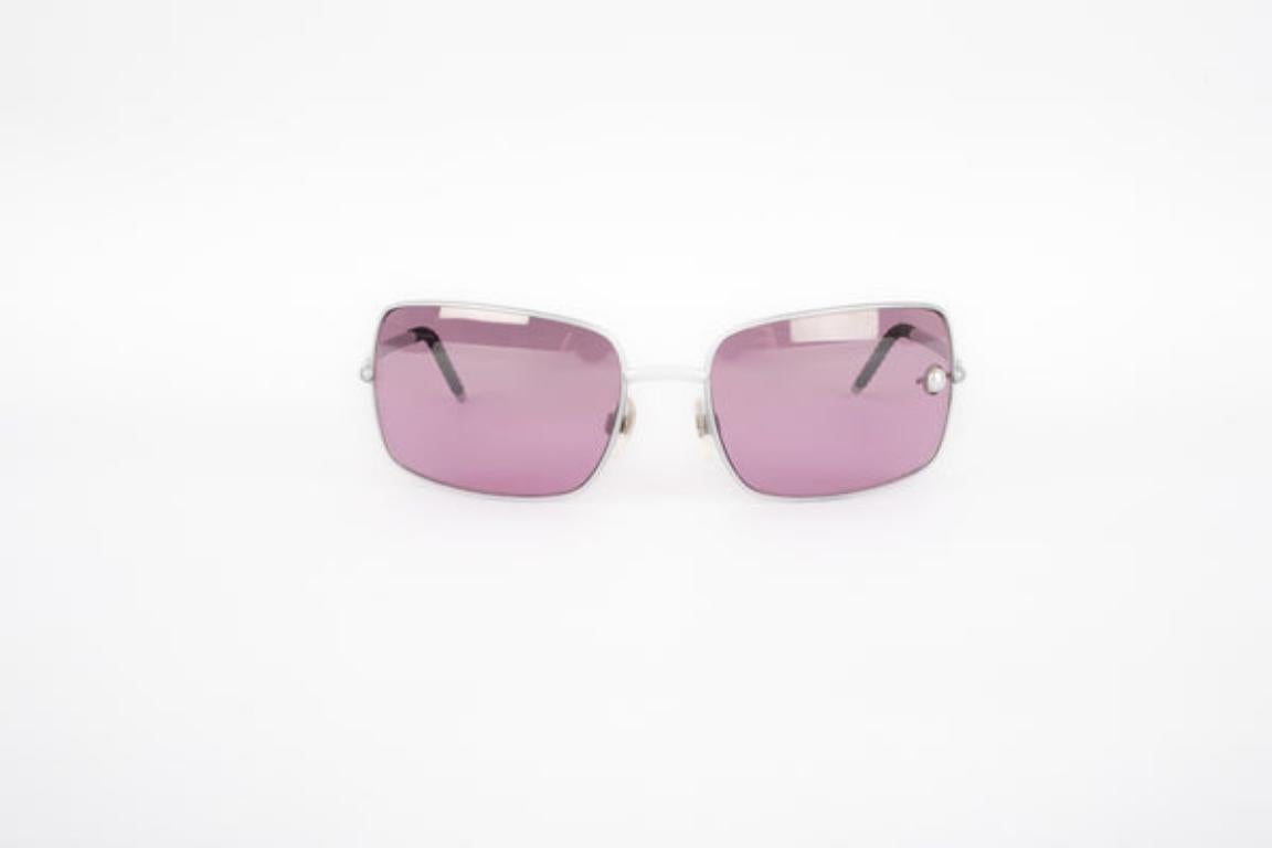 Chanel Silvery Metal Sunglasses with Tinted Glass In Good Condition For Sale In SAINT-OUEN-SUR-SEINE, FR