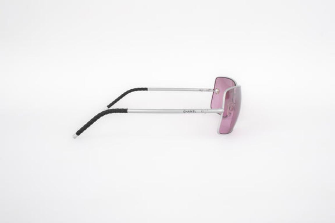 Chanel Silberne Metall-Sonnenbrille mit getönten Gläsern Damen im Angebot