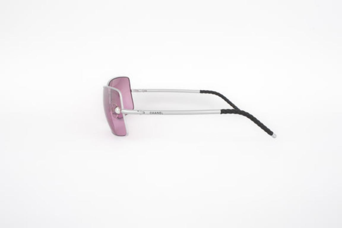 Chanel Silberne Metall-Sonnenbrille mit getönten Gläsern im Angebot 3