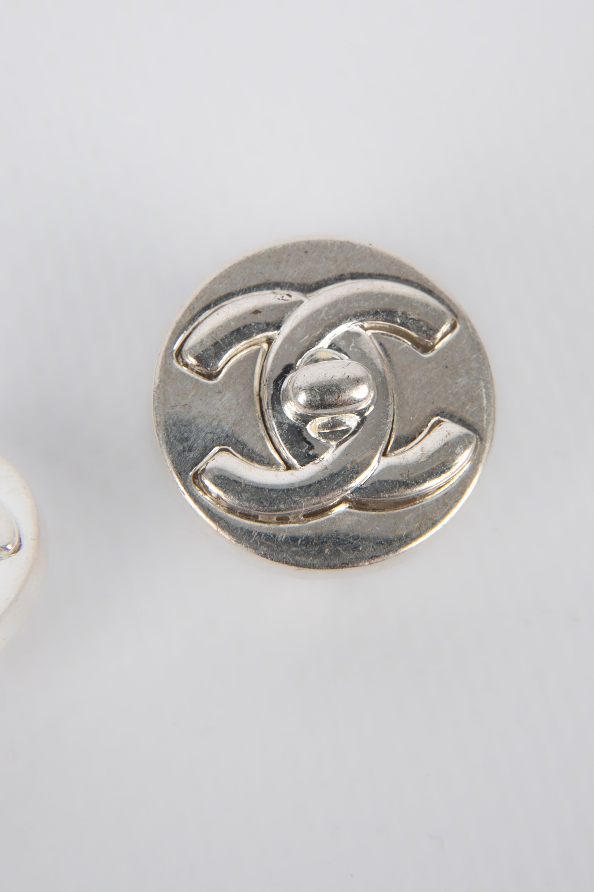 Chanel- (Made in France) Silvery metal circular earrings. 1997 Fall-Winter Turnlock Collection.

Additional information:
Condition: Good condition
Dimensions: Diameter: 1.8 cm
Period: 20th Century

Seller Reference: BOB60

