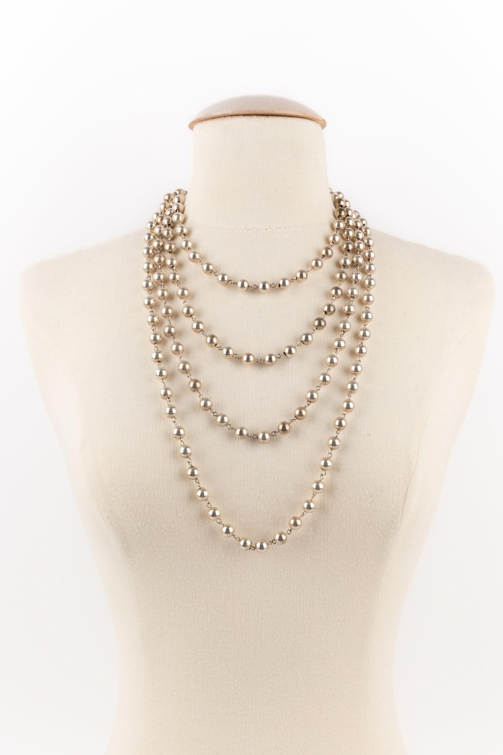 Chanel - (Made in France) Collana molto lunga di perle metalliche argentate. Firma incisa sul bastone.

Informazioni aggiuntive:
Condizioni: Ottime condizioni
Dimensioni: Lunghezza: 240 cm

Riferimento del venditore: CB225