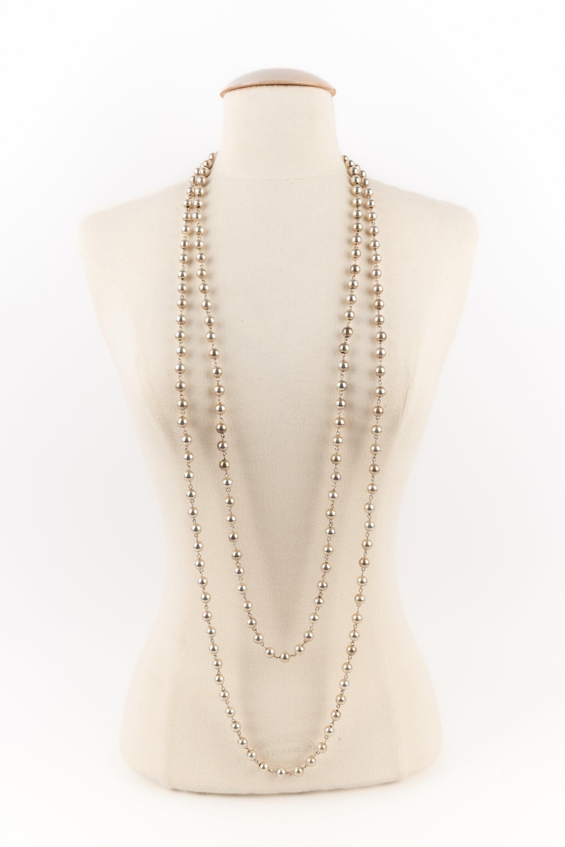 Collana lunga di perle metalliche argentate Chanel In condizioni ottime in vendita a SAINT-OUEN-SUR-SEINE, FR