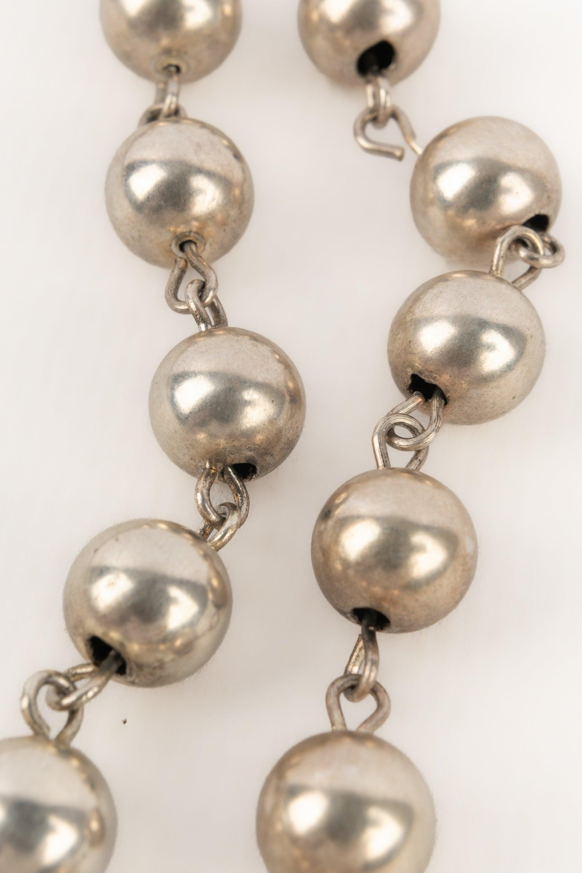 Collana lunga di perle metalliche argentate Chanel in vendita 1