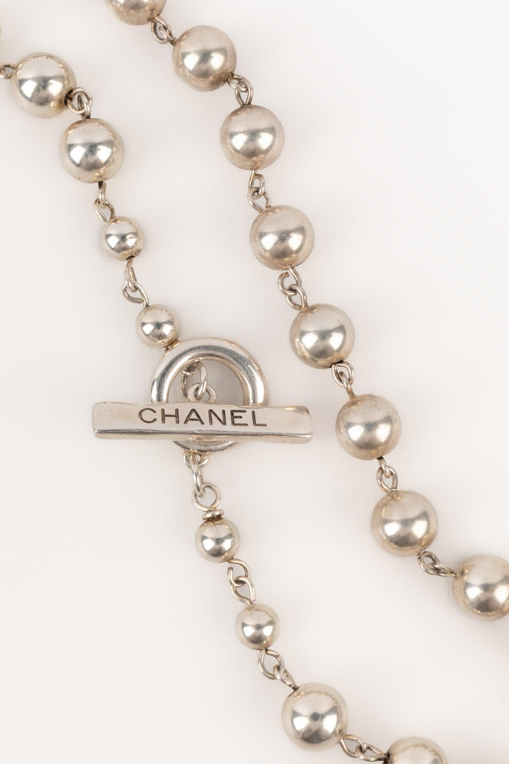 Collana lunga di perle metalliche argentate Chanel in vendita 2