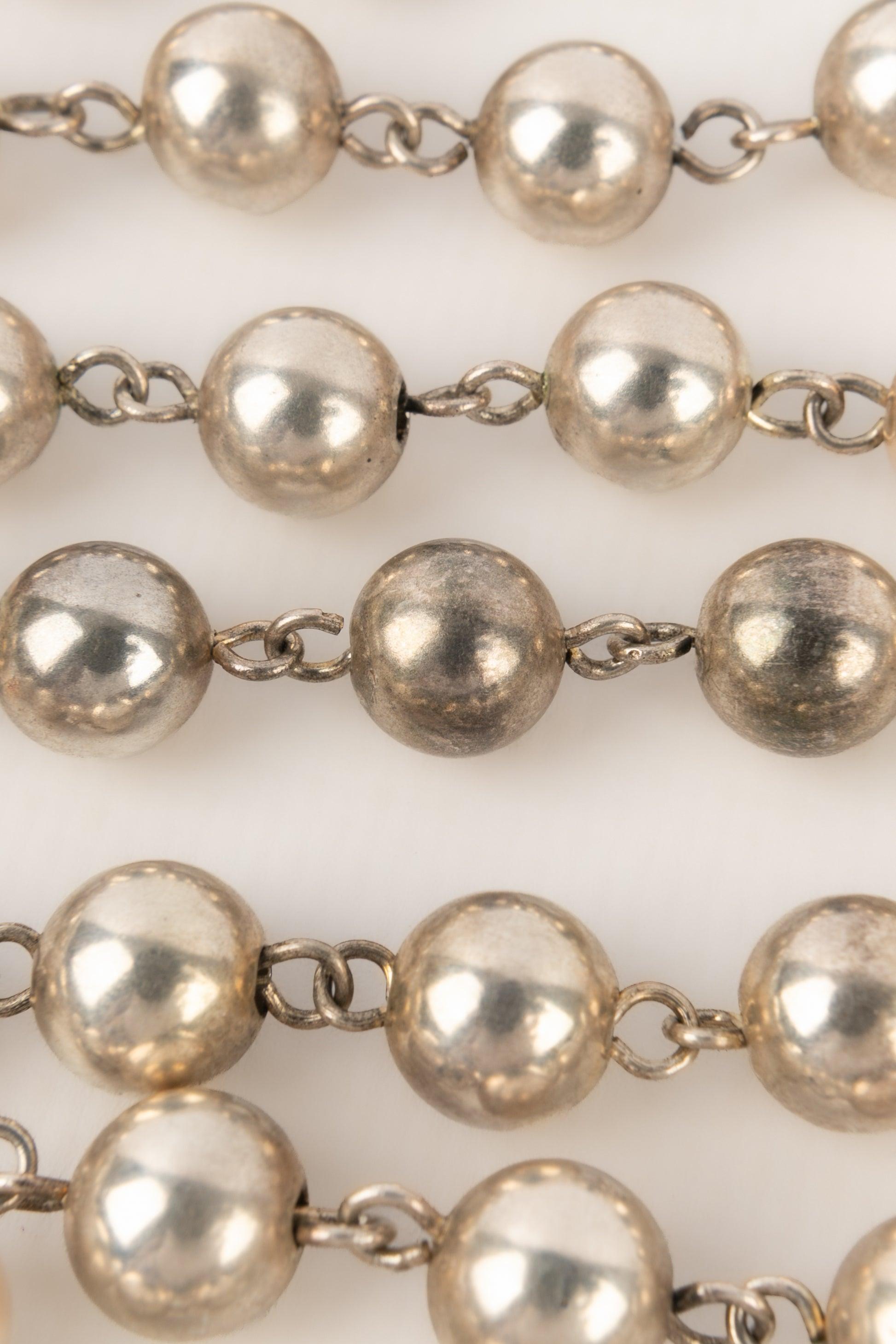 Collana lunga di perle metalliche argentate Chanel in vendita 3