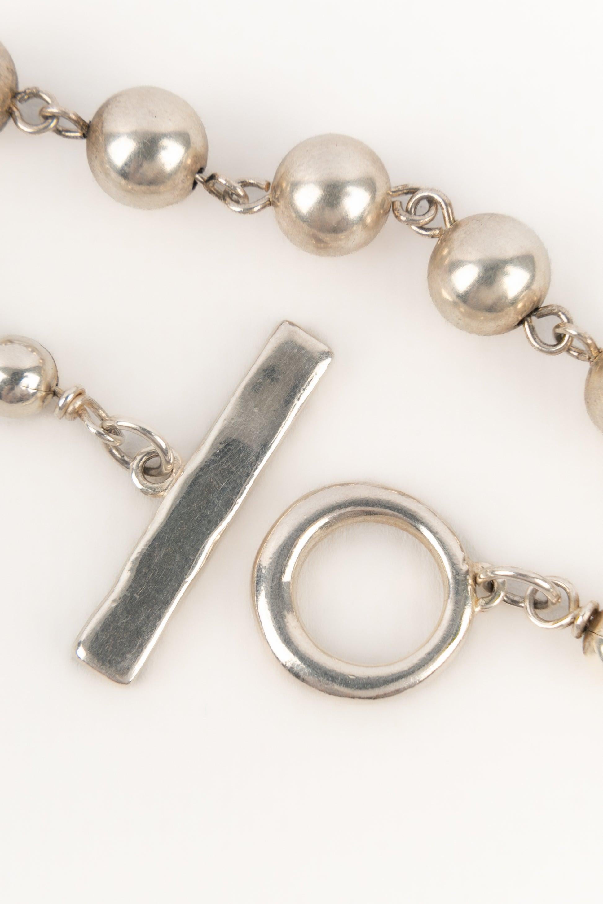 Collana lunga di perle metalliche argentate Chanel in vendita 4